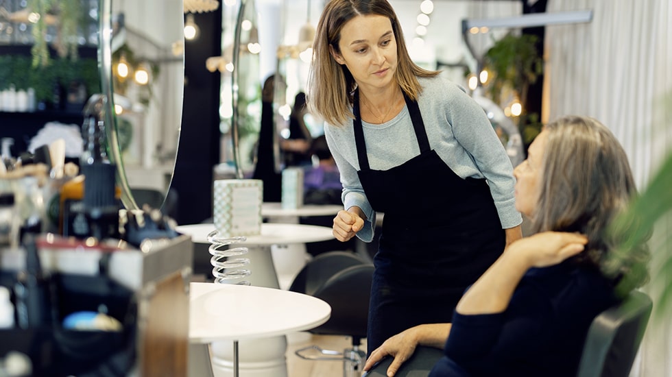 Photo coiffeur utilisant la solution de prise de rendez-vous en ligne Planner By Linkeo
